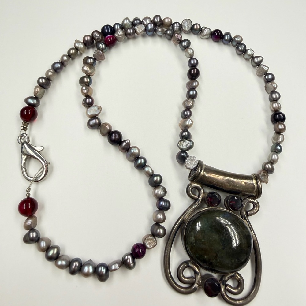 Elegant Silver and Gray Pearl Necklace
